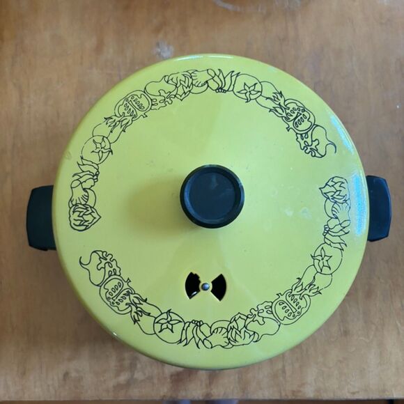 Wear-Ever Registered Aluminum Yellow Enamel 5 Qt. Stock Pot Dutch Oven - Picture 1 of 5
